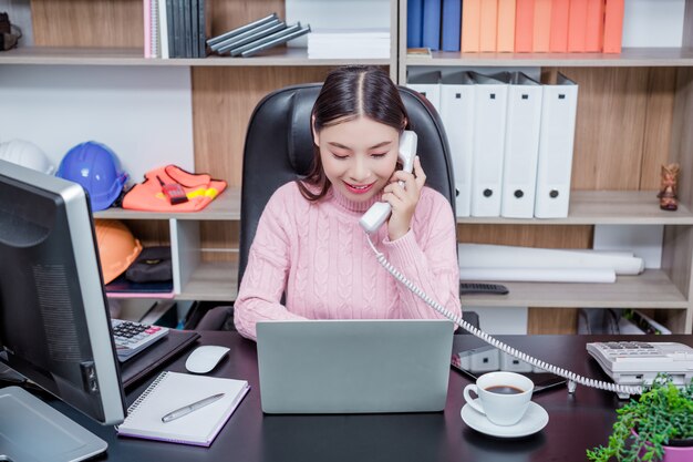 Escritório de trabalho da jovem mulher.