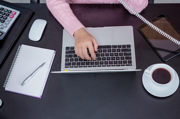 Escritório de trabalho da jovem mulher.