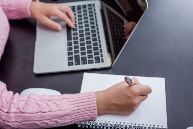 Escritório de trabalho da jovem mulher.