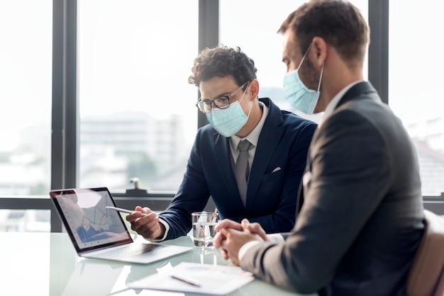 Escritório em novo normal, homens usando máscara médica covid 19