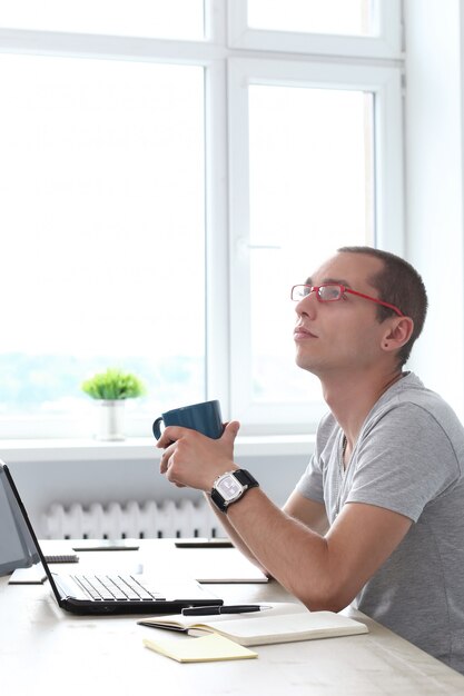 Escritório. Homem sério no trabalho