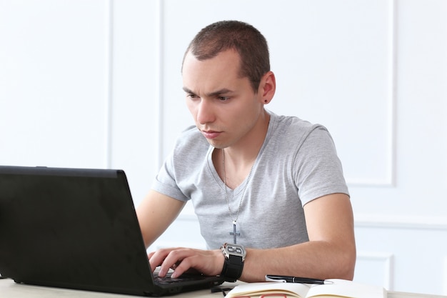 Escritório. homem sério no trabalho