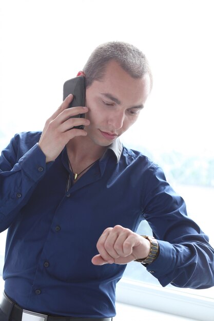 Escritório. Homem sério no trabalho