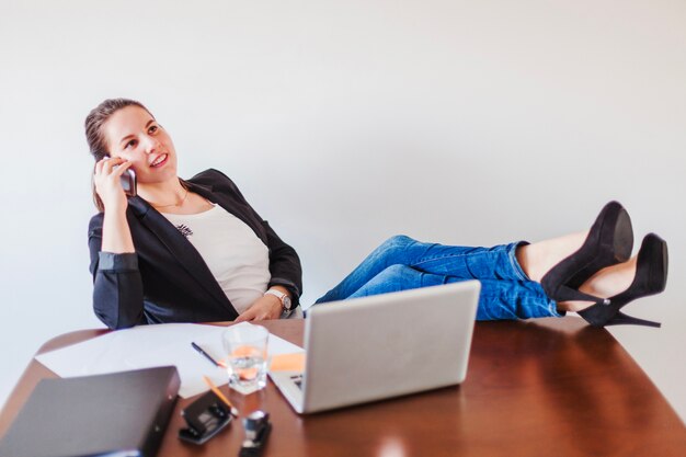 Escritório, trabalhando, mulher, falando, telefone