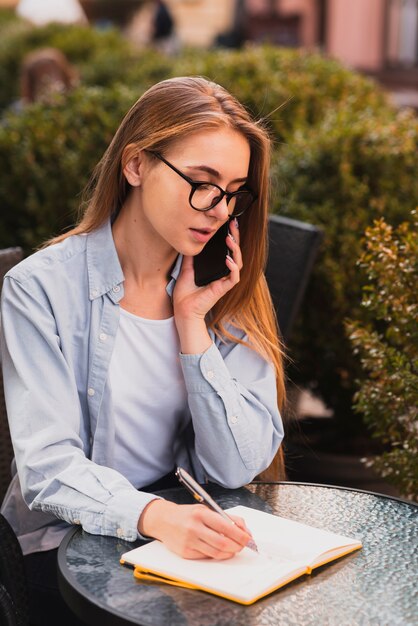 Escritório vestido menina falando no telefone