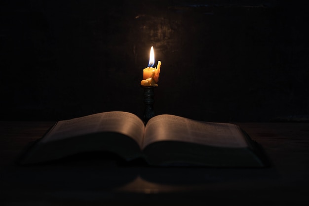 Foto grátis escritura com velas