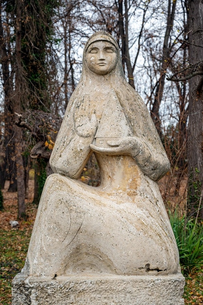 Escultura de arte nacional em um parque em Bucareste Romênia