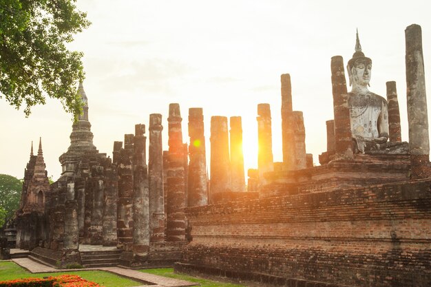 Escultura de Buddha no parque histórico de Sukhothai