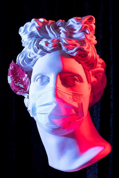 Escultura em mármore de figura histórica com máscara médica