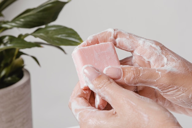 Foto grátis esfregar sabão nas mãos para uma boa limpeza