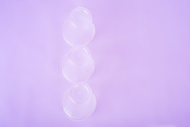 Esmagar copos de bebidas de plástico transparente no fundo muito peri. conceito de desperdício zero. sem plástico. vista do topo. postura plana.