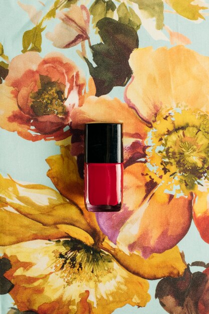 Esmalte de prego na superfície floral