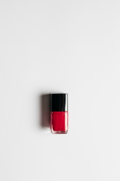 Foto grátis esmalte de unha vermelho