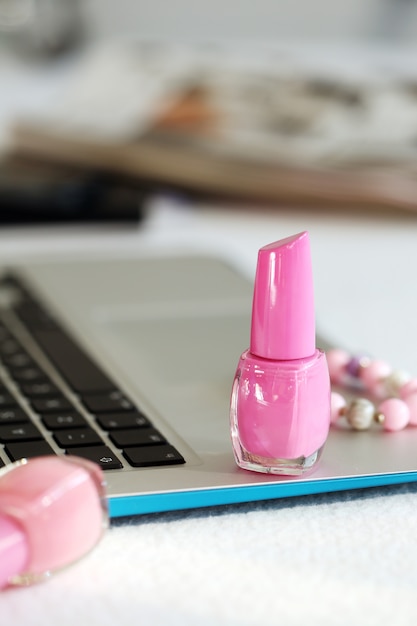 Esmalte para laptop e unhas