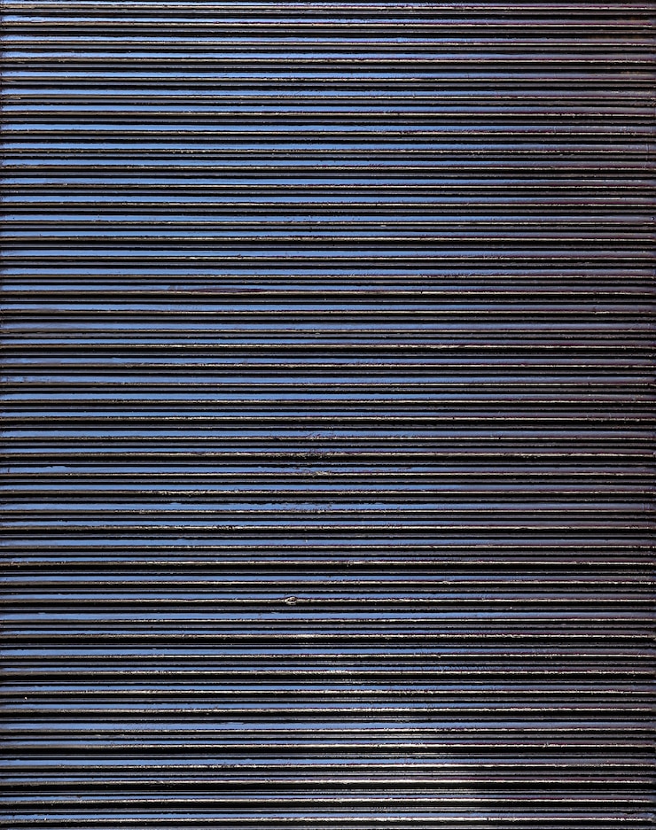 Foto grátis espaço de cópia de listras verticais de parede de aço abstrata