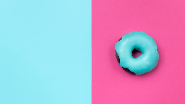 Foto grátis espaço de cópia de rosquinha vitrificada doce