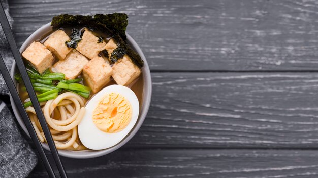 Espaço de cópia de sopa de macarrão ramen asiáticos