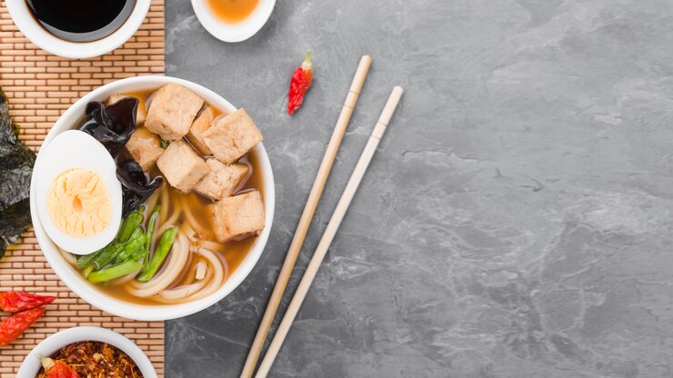 Foto grátis espaço de cópia de sopa de ramen caseiro