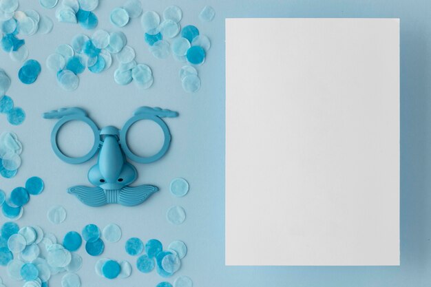 Espaço de cópia em papel de máscara azul fofa de carnaval