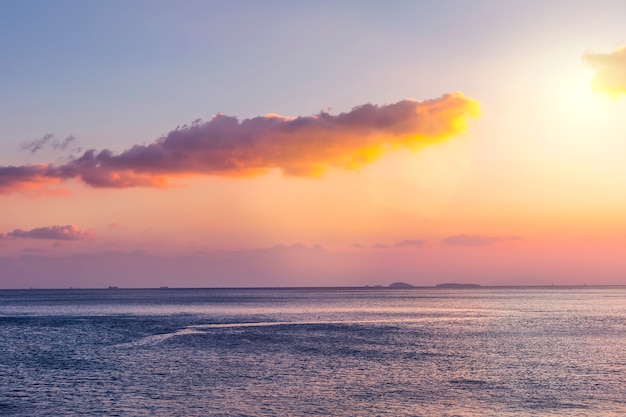 Espaço de rochas relaxar por do sol dia da água calma