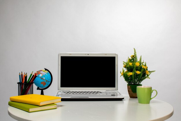 Espaço de trabalho acolhedor com laptop branco