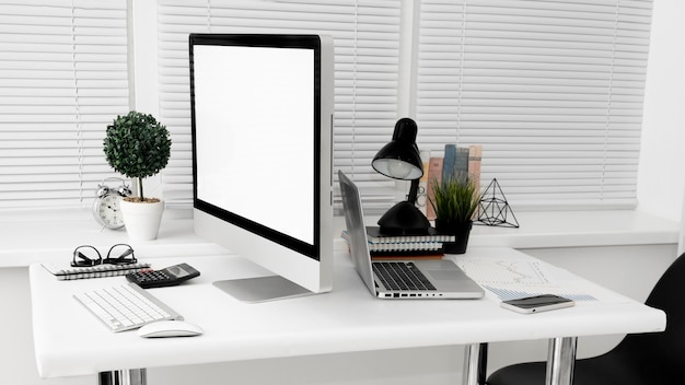 Espaço de trabalho com laptop e tela de computador