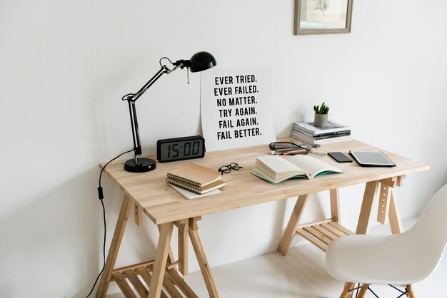 Espaço de trabalho com livros e mesa de madeira