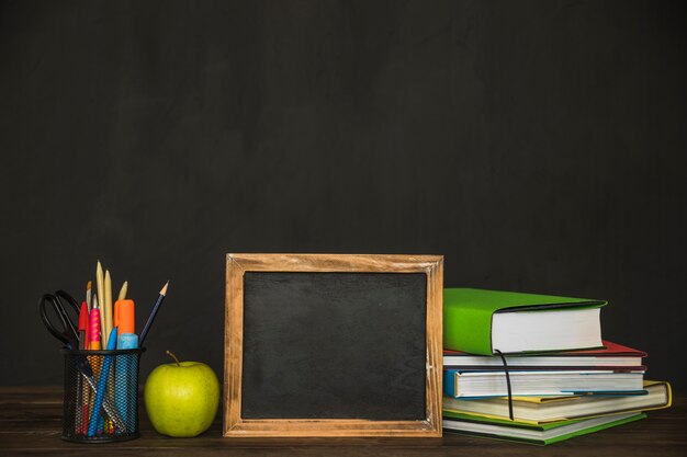 Espaço de trabalho com livros lousa e papelaria