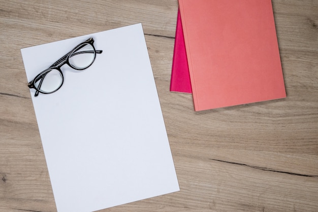 Foto grátis espaço de trabalho com material de escritório