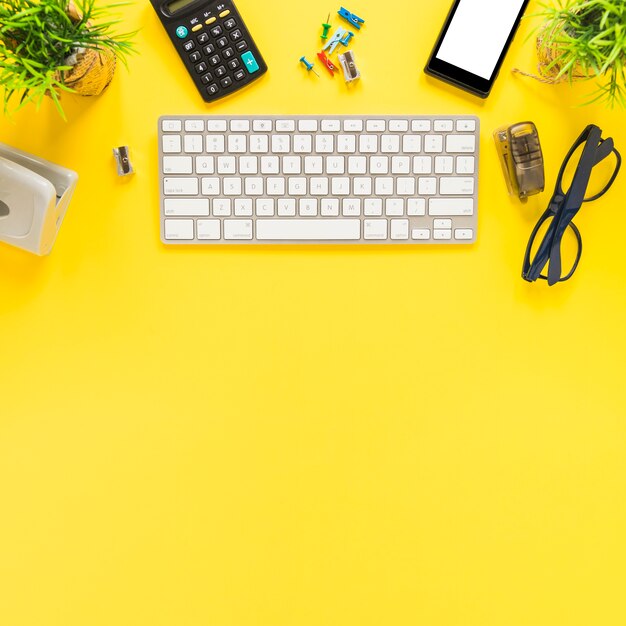 Espaço de trabalho com teclado móvel e estacionário