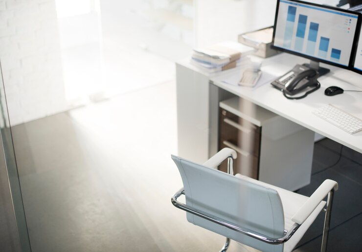 Foto grátis espaço de trabalho de escritório com área de trabalho do computador mostrando o gráfico de análise