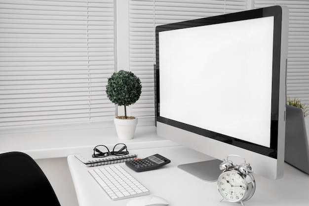 Foto grátis espaço de trabalho de escritório com tela de computador pessoal e teclado