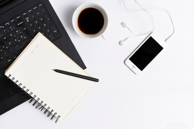 Espaço de trabalho de mesa com vários elementos