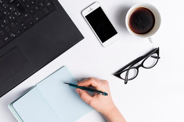 Espaço de trabalho de mesa com vários elementos