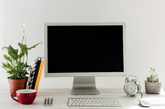 Espaço de trabalho elegante com computador em casa ou estúdio