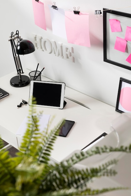 Espaço de trabalho limpo e arrumado com laptop