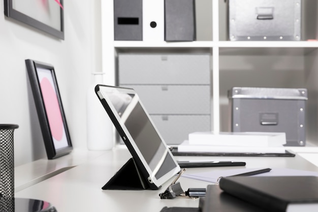 Espaço de trabalho limpo e arrumado com tablet na mesa