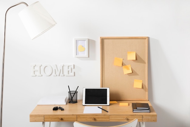 Espaço de trabalho limpo e arrumado com tablet na mesa