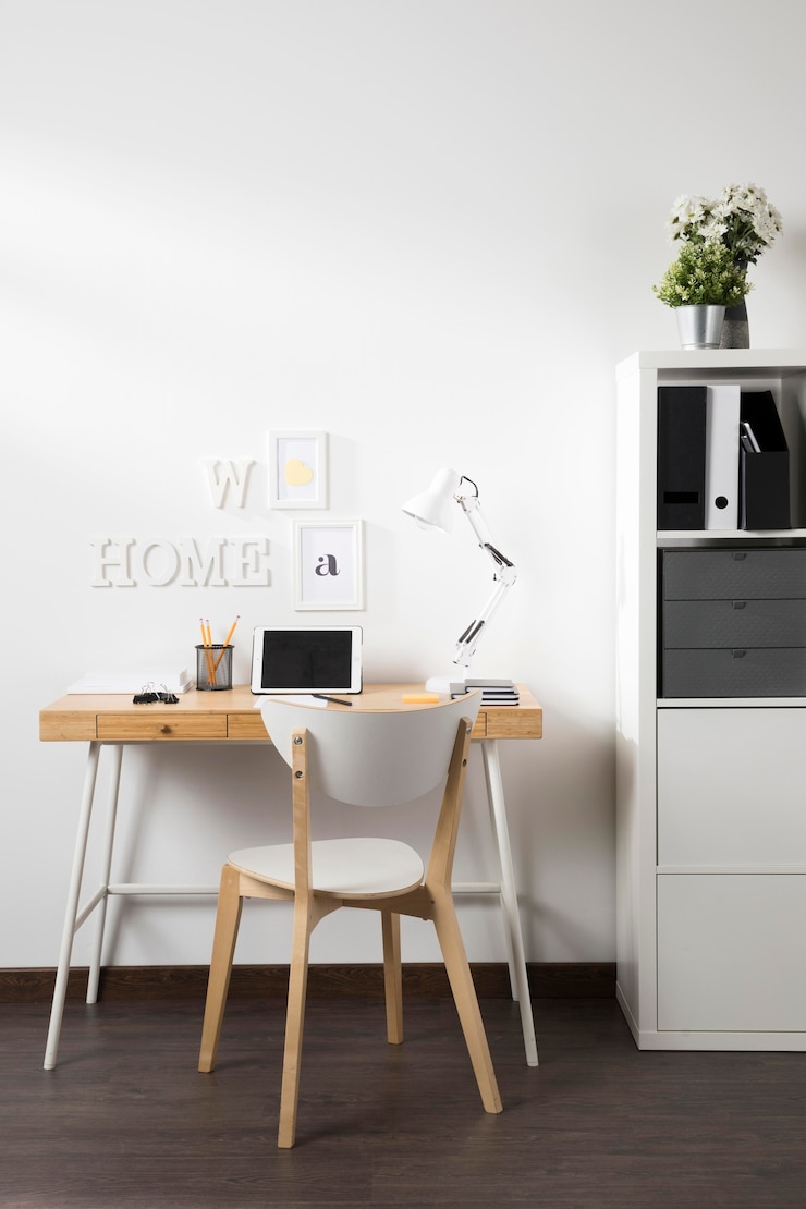 Foto grátis espaço de trabalho limpo e arrumado com tablet na mesa
