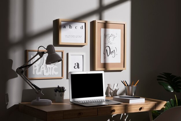 Espaço de trabalho limpo e organizado com laptop