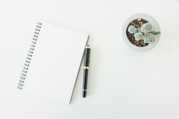 Espaço de trabalho mínimo - Creative lay lay photo of workspace desk with sketchbook e pencil pencil on copy space white background. Vista de cima, fotografia de lay lay.