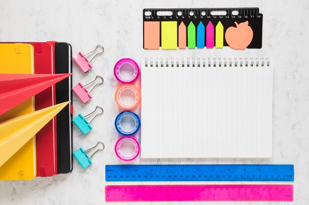 Espaço de trabalho organizado com caderno em branco e material de escritório em torno dele