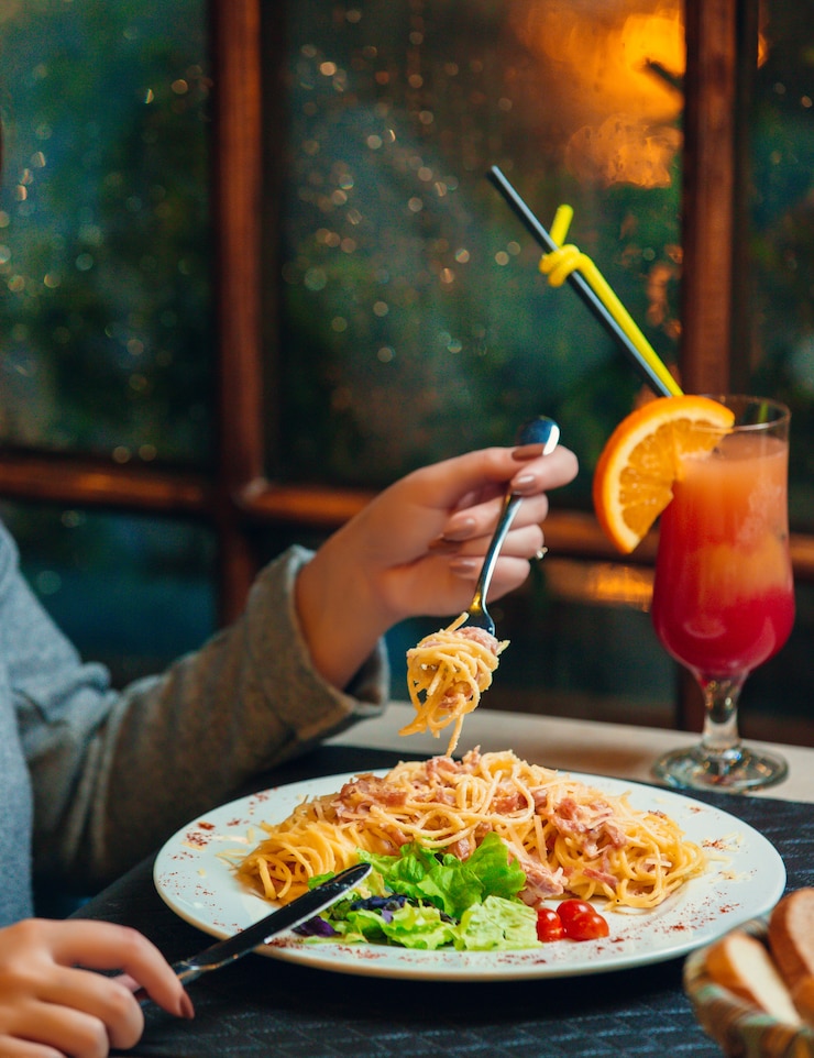 Foto grátis espaguete à carbonara com legumes na mesa
