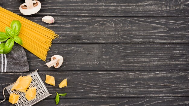 Espaguete com ingredientes de cogumelos