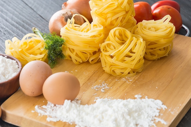 Espaguete de macarrão seco com ingrediente