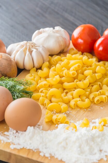 Espaguete de macarrão seco com ingrediente