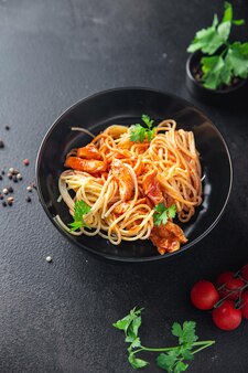 Espaguete macarrão à bolonhesa molho de tomate carne refeição saudável comida lanche na mesa cópia espaço comida