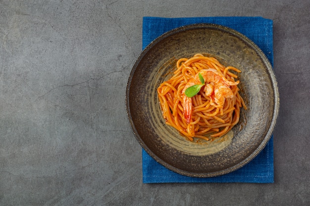 Espaguete Marisco com Molho de Tomate Decorado com belos ingredientes.