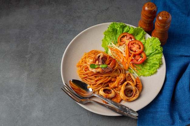 Foto grátis espaguete marisco com molho de tomate decorado com belos ingredientes.
