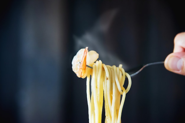 Foto grátis espaguete quente e picante com camarão e garfo